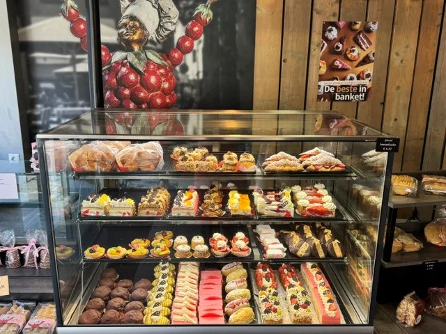 Onze gebakvitrine vol dagvers banket — de beste in banket