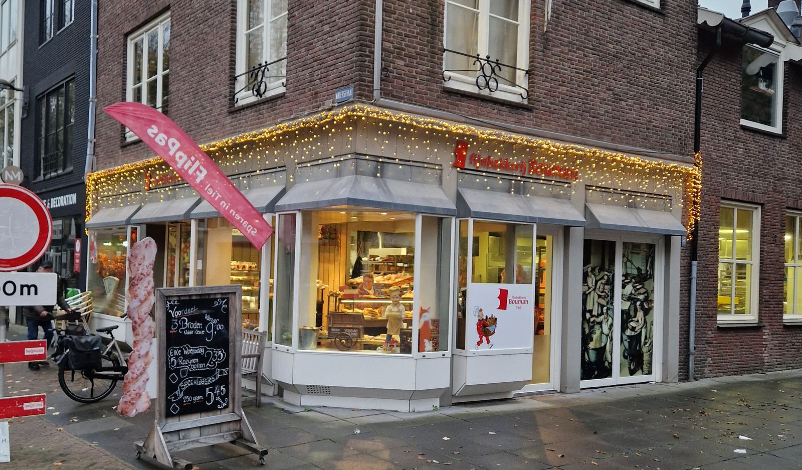 De verlichte winkel in de avond